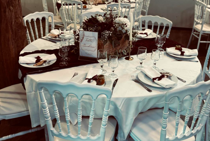 Décoration de mariage thème vin : une ambiance chaleureuse entre rouge profond et bois naturel