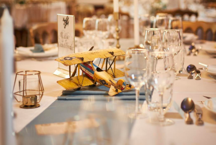 Décoration de mariage sur le thème du voyage : une scénographie élégante aux tons bleu, doré et marron